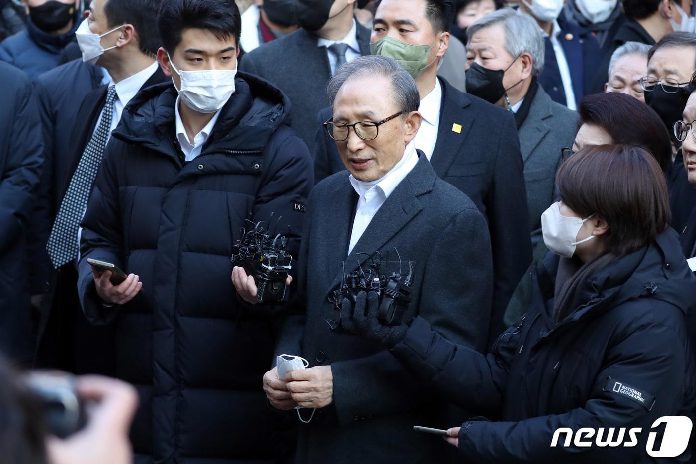 본문 이미지 - 신년 특별사면으로 4년 9개월 만에 사면·복권된 이명박 전 대통령이 30일 오후 서울 강남구 사저 앞에서 소감을 밝히고 있다. 2022.12.30/뉴스1 ⓒ News1 황기선 기자