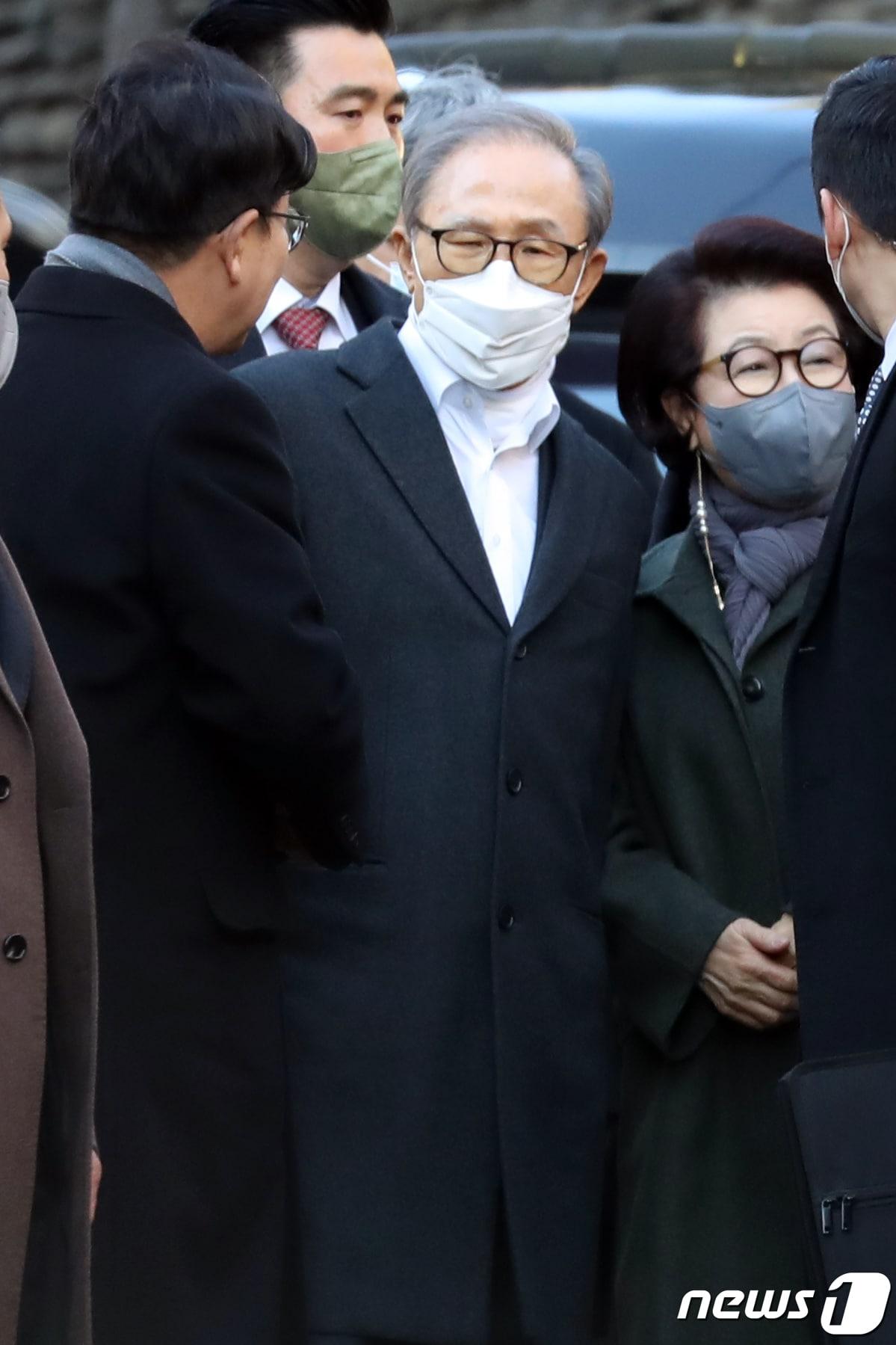 본문 이미지 - 신년 특별사면으로 4년 9개월 만에 사면·복권된 이명박 전 대통령이 30일 오후 서울 강남구 사저 앞에서 권성동 국민의힘 의원과 인사를 나누고 있다. 2022.12.30/뉴스1 ⓒ News1 황기선 기자