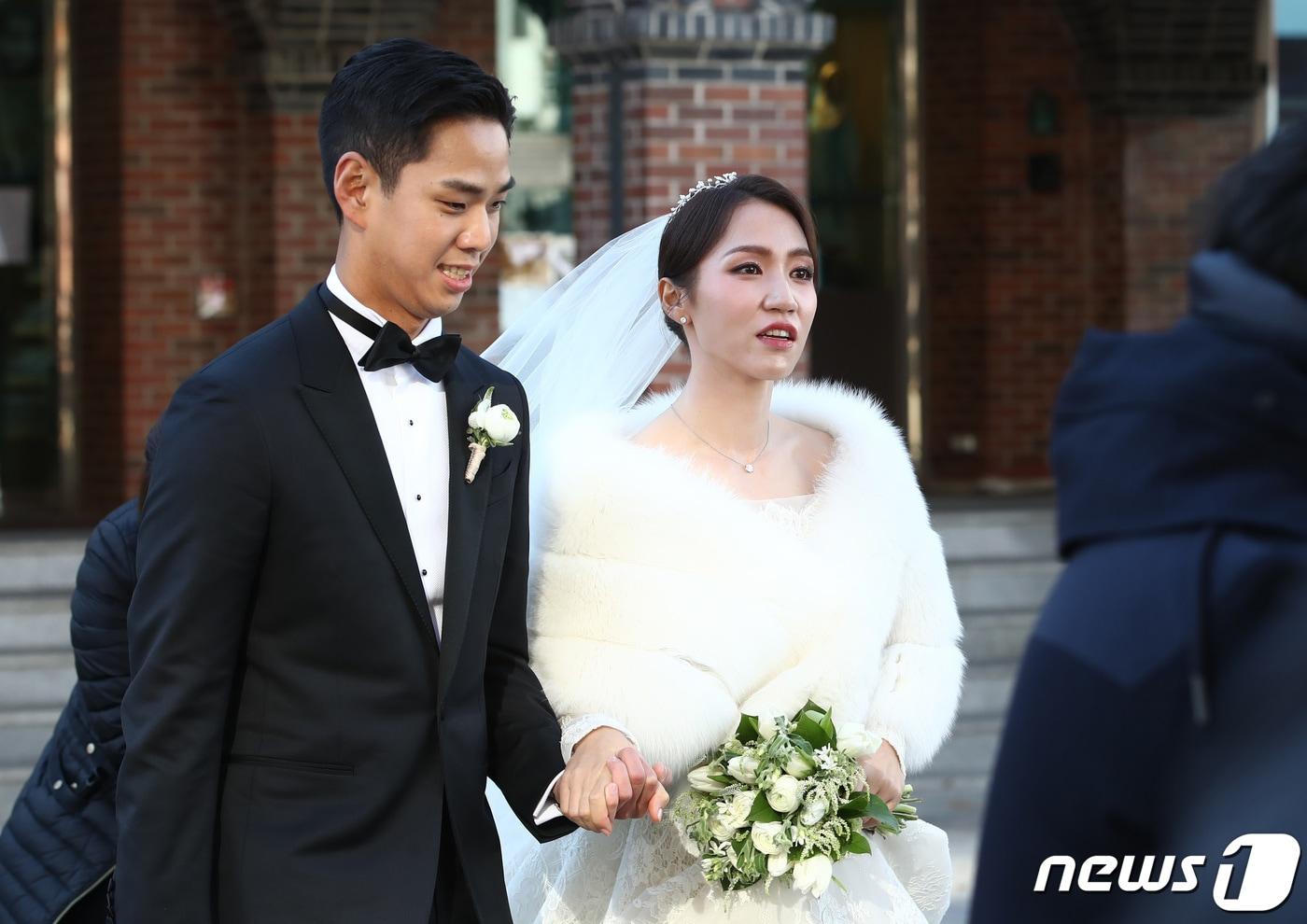 여자 골프 세계랭킹 1위 리디아 고와 정태영 현대카드 부회장의 아들 정준 씨가 30일 서울 중구 명동성당에서 결혼식장으로 향하고 있다. 2022.12.30/뉴스1 ⓒ News1 김민지 기자