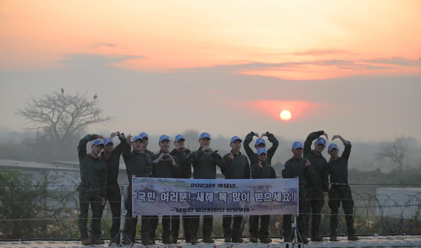 본문 이미지 - 한빛부대 장병 일출 배경 새해 인사.(합동참모본부 제공)