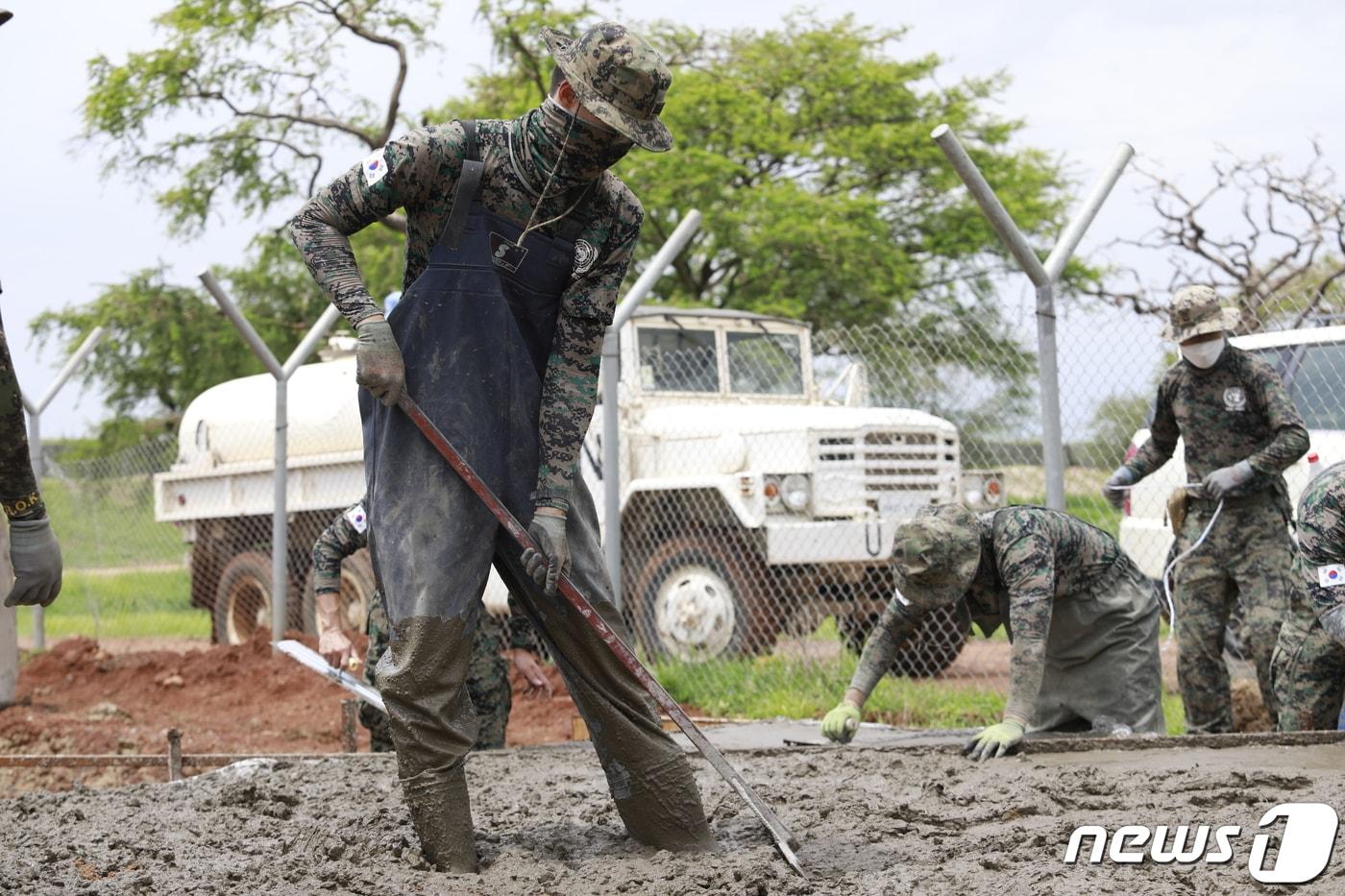 한빛부대 장병들이 UN남수단임무단 주둔지 내 주요 시설 보수공사를 하는 모습. (합동참모본부 제공) 2023.1.1/뉴스1