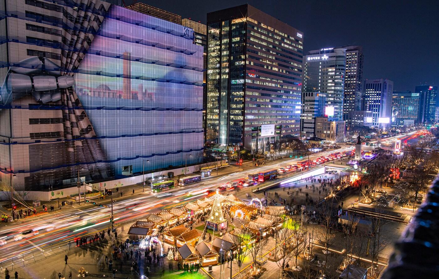 본문 이미지 - 광화문광장 코스의 광화문광장에서 서울 빛초롱 2022이 진행되고 있다(서울관광재단 제공)