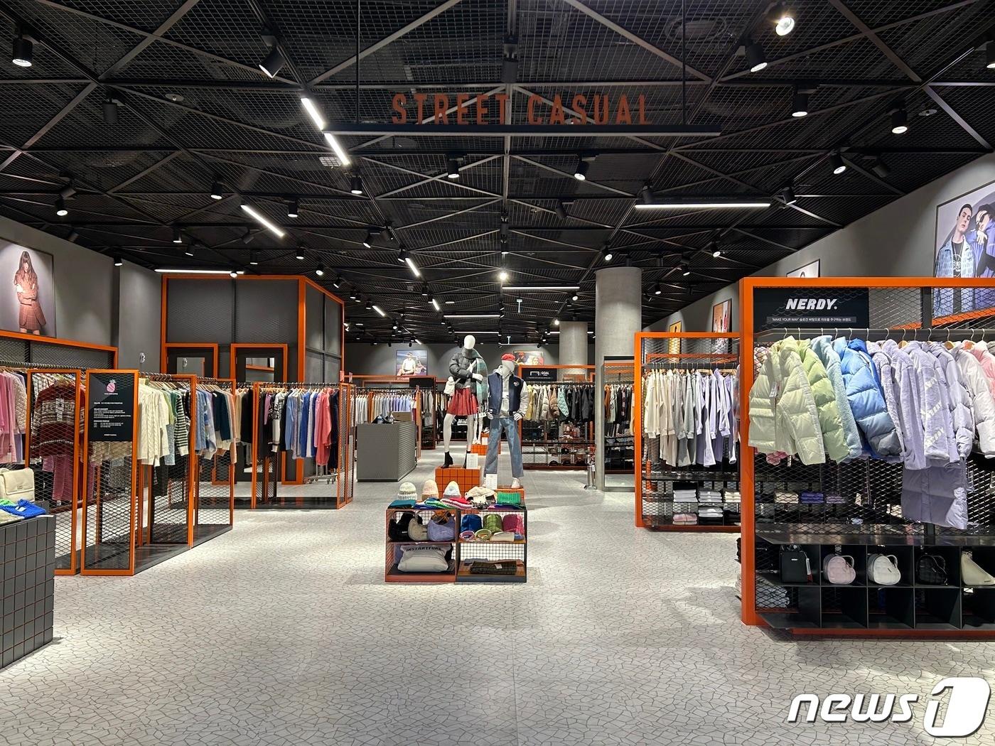 본문 이미지 - 한컬렉션 서울 광화문점 매장 내부 모습.ⓒ 뉴스1 김진희 기자.