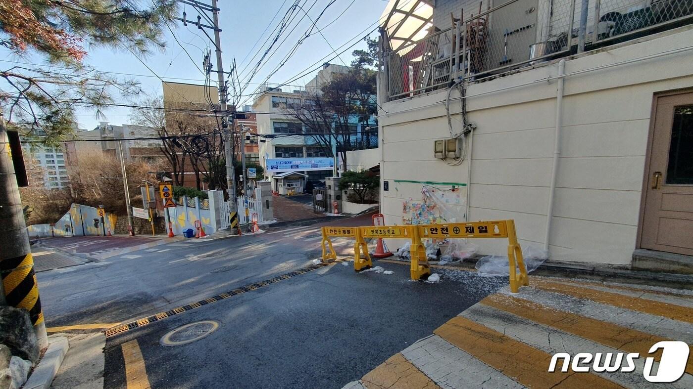 서울 언북초등학교 후문 교통사고 현장. 2022.12.28/뉴스1 ⓒ News1 김동규 기자
