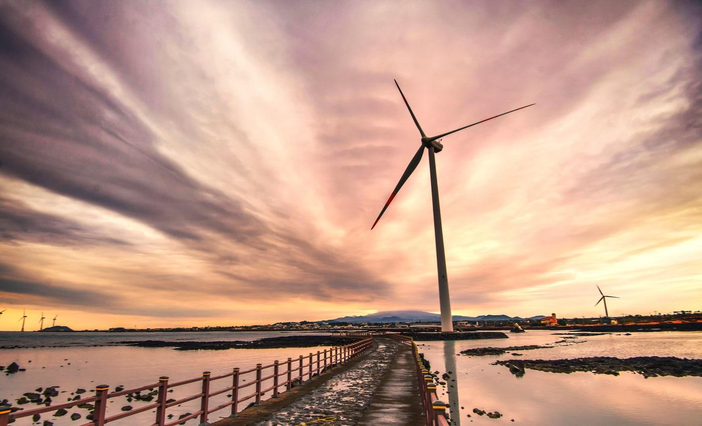 제주 신창풍차해안도로 일몰(한국관광공사 제공)