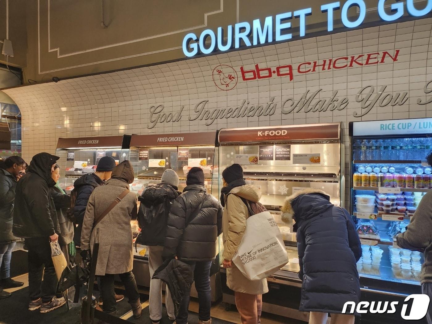 본문 이미지 - 미국 뉴욕 맨해튼에 위치한 BBQ K타운점에서 소비자들이 치킨을 고르고 있다.ⓒ News1 이상학 기자
