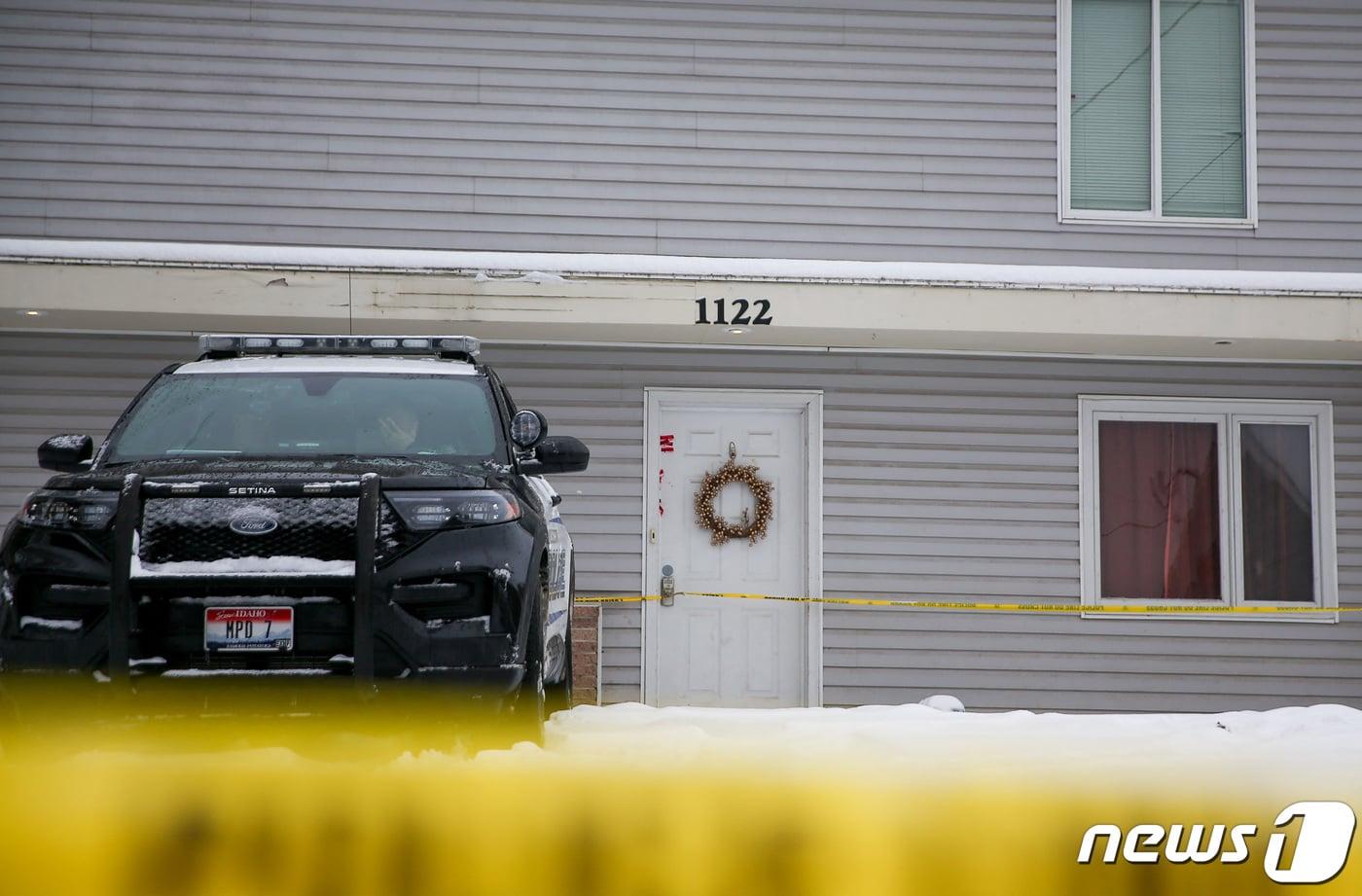 모스크바 경찰이 2022년 11월30일(현지시간) 미 아이다호주 모스크바에서 발생한 아이다호대 학생 4명이 숨진 사건의 현장을 지키고 있는 모습. ⓒ 로이터=뉴스1 ⓒ News1 김현 특파원