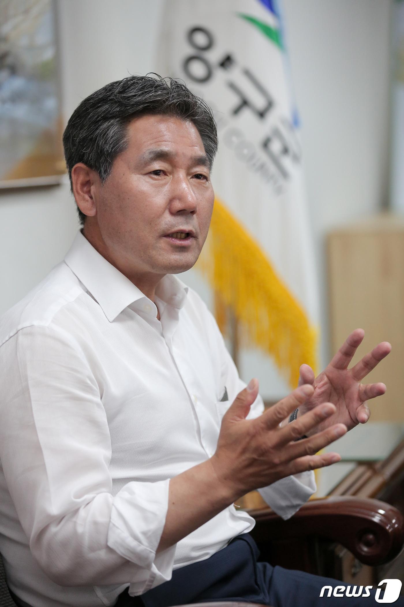 본문 이미지 - 서흥원 양구군수.(양구군 제공)/뉴스1