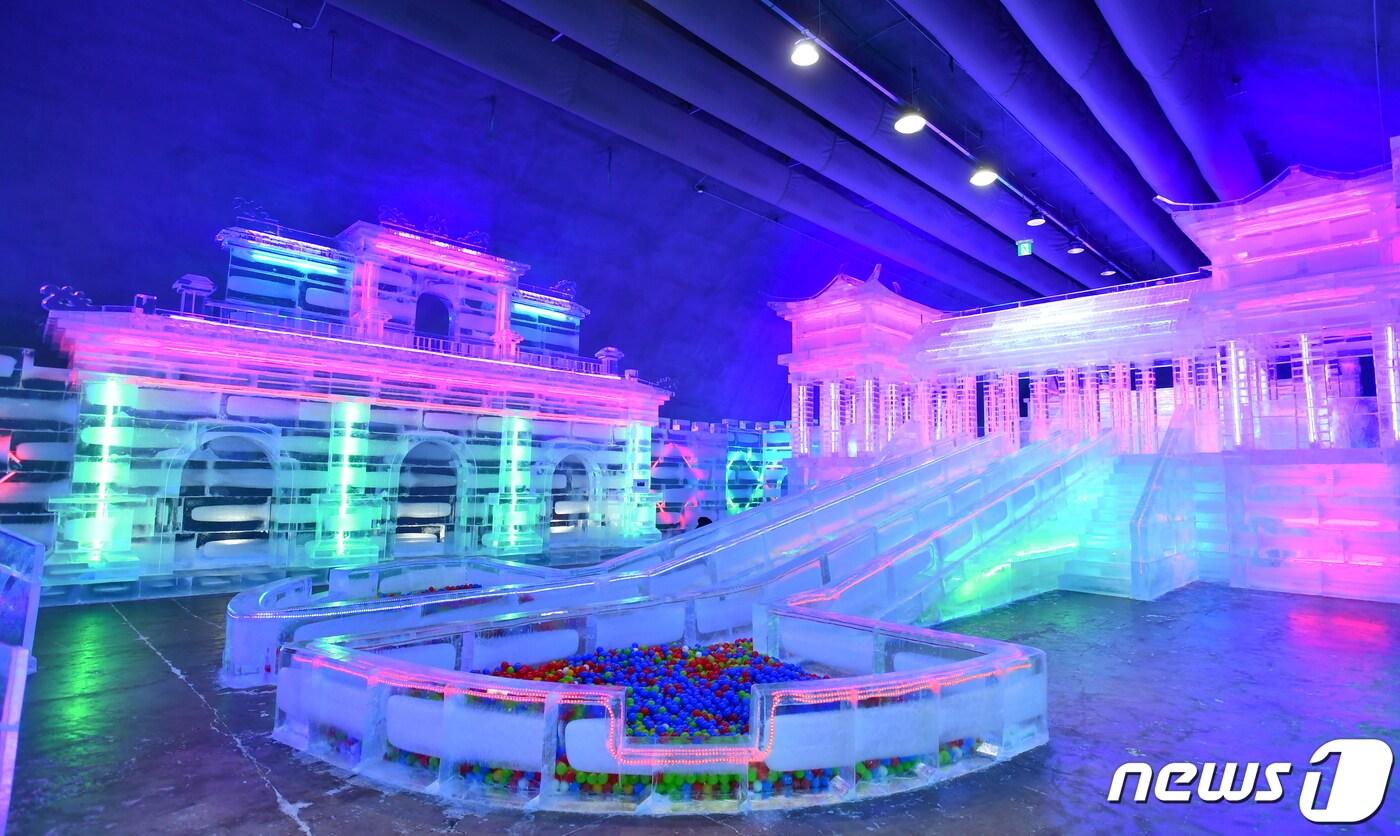 강원 화천에 조성된 세계최대 실내얼음조각광장.(화천군 제공)