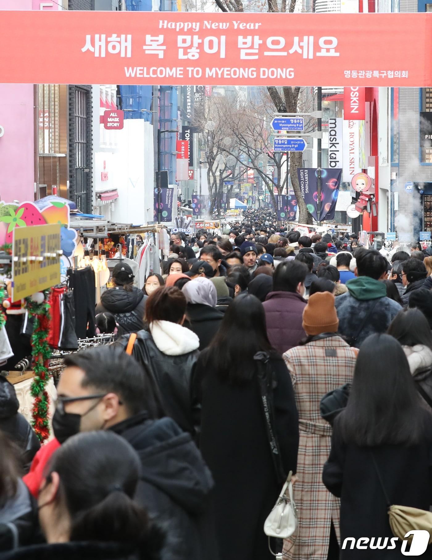 본문 이미지 - 31일 서울 중구 명동거리가 올해 마지막 날을 즐기려는 관광객들로 북적이고 있다./뉴스1 ⓒ News1 장수영 기자