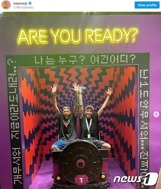 본문 이미지 - 한국과의 경기 전 놀이동산에서 즐거운 시간을 보냈던 브라질 선수들(네이마르 SNS 캡처) 