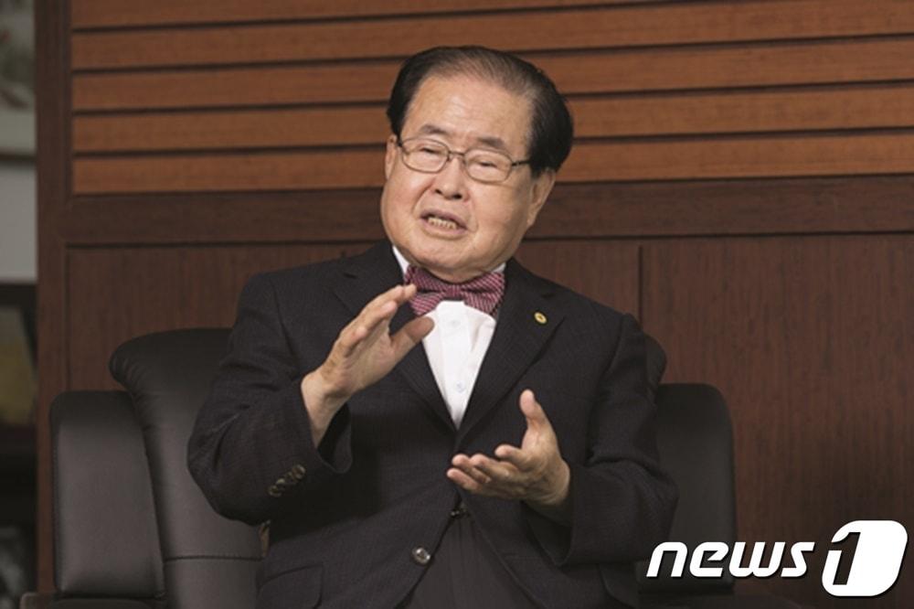 본문 이미지 - 1928년생으로 올해 우리 나이 95세인 김희수 건양대 명예총장은 특별히 아픈 곳 없이 왕성한 활동을 하고 있다. (건양대병원 제공) /뉴스1