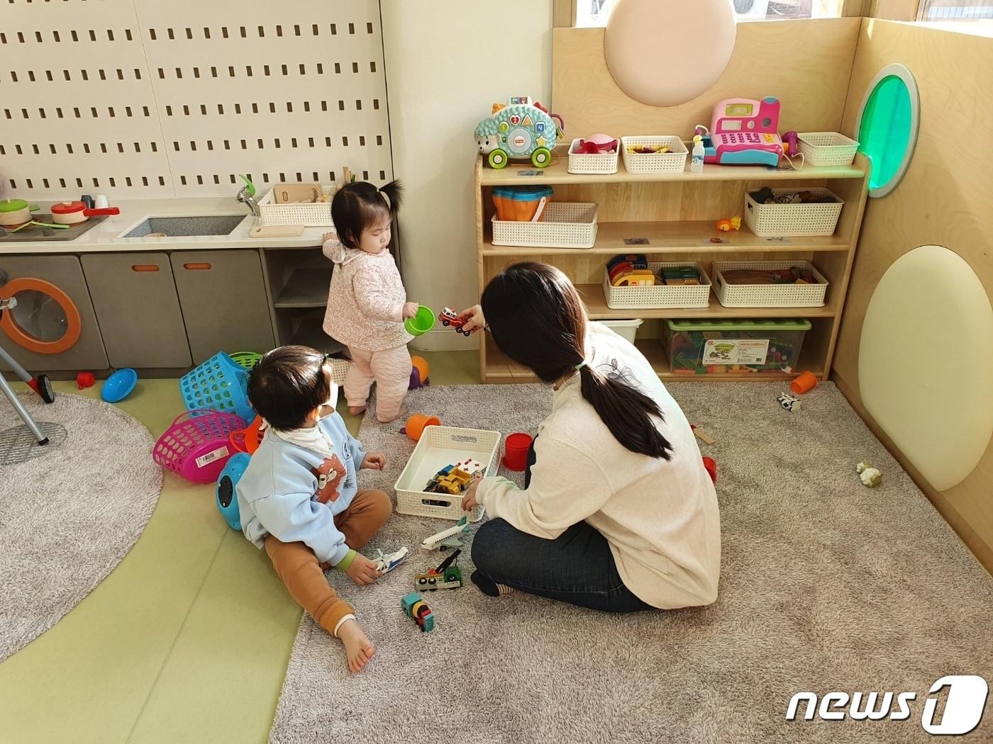 본문 이미지 - 서울 관악구 '아이랑' 놀이공간을 이용하고 있는 가족의 모습. (관악구 제공)