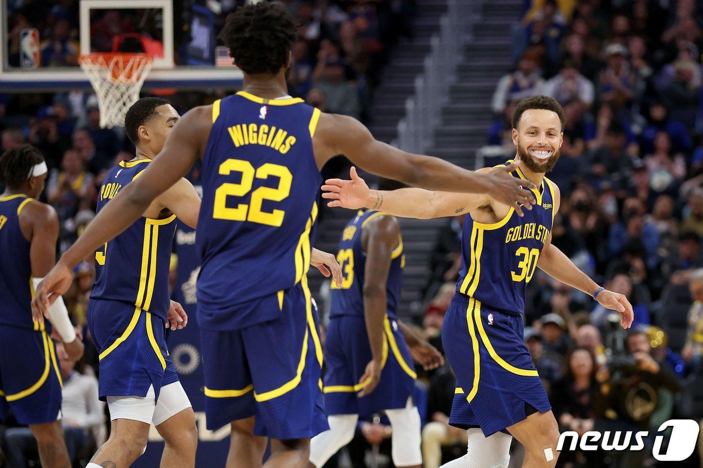 본문 이미지 - NBA 골든스테이트가 휴스턴을 제압했다. ⓒ AFP=뉴스1