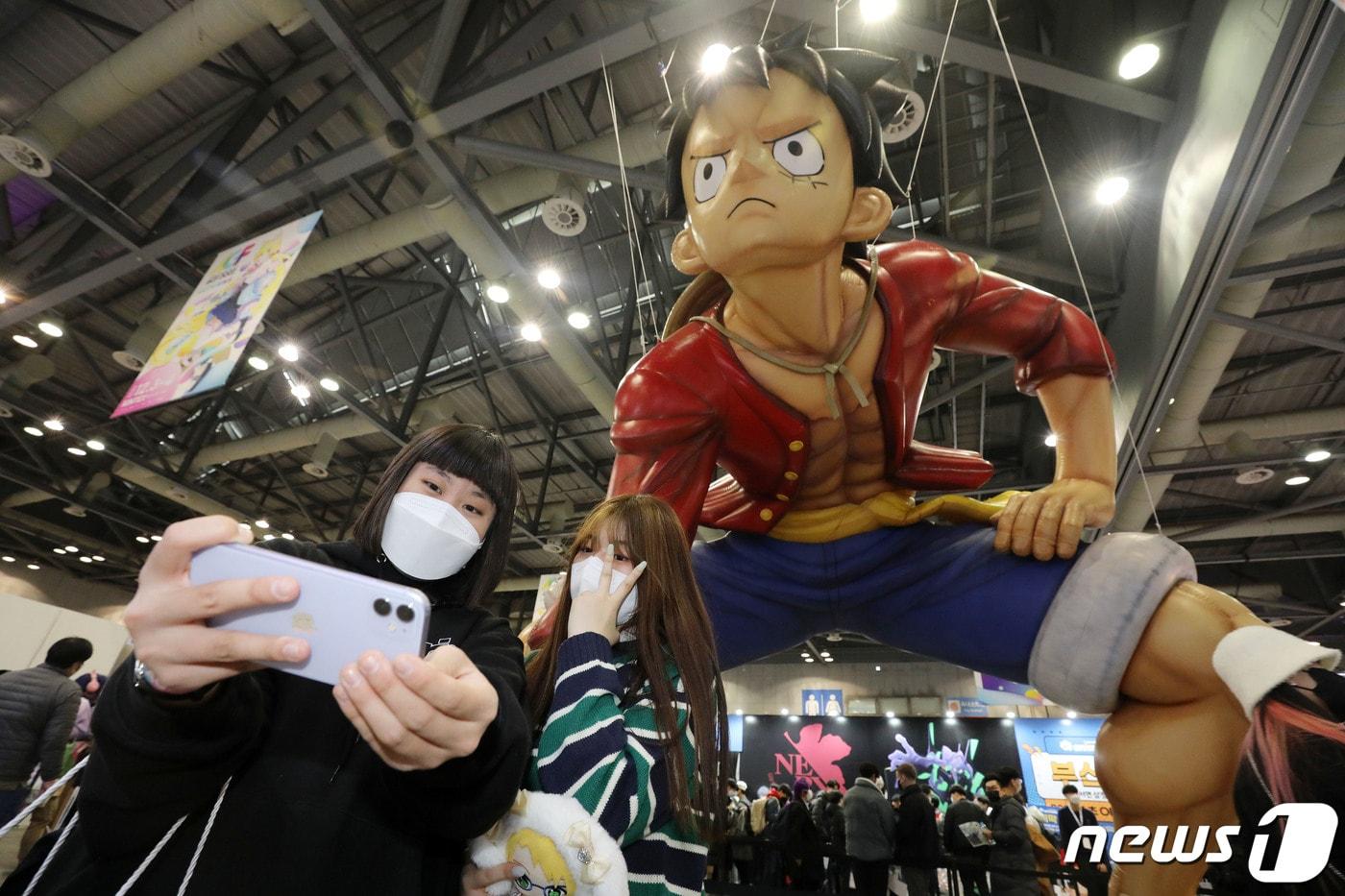 4일 경기도 고양시 킨텍스에서 열린 &#39;애니메이션·게임 페스티벌 2022&#40;AGF 2022&#41;&#39;를 찾은 관람객이 초대형 원피스 루피 인형과 함께 기념사진을 찍고 있다.  2022.12.4/뉴스1 ⓒ News1 박세연 기자