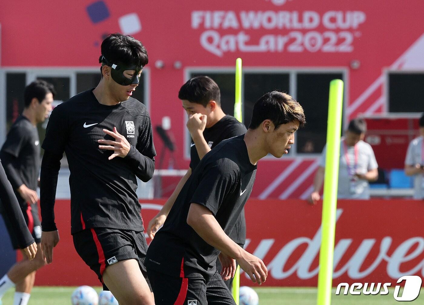 본문 이미지 - 대한민국 축구대표팀 손흥민과 황희찬이 4일 오전(현지시간) 카타르 도하 알에글라 트레이닝센터에서 훈련을 하고 있다. 2022.12.4/뉴스1 ⓒ News1 이동해 기자