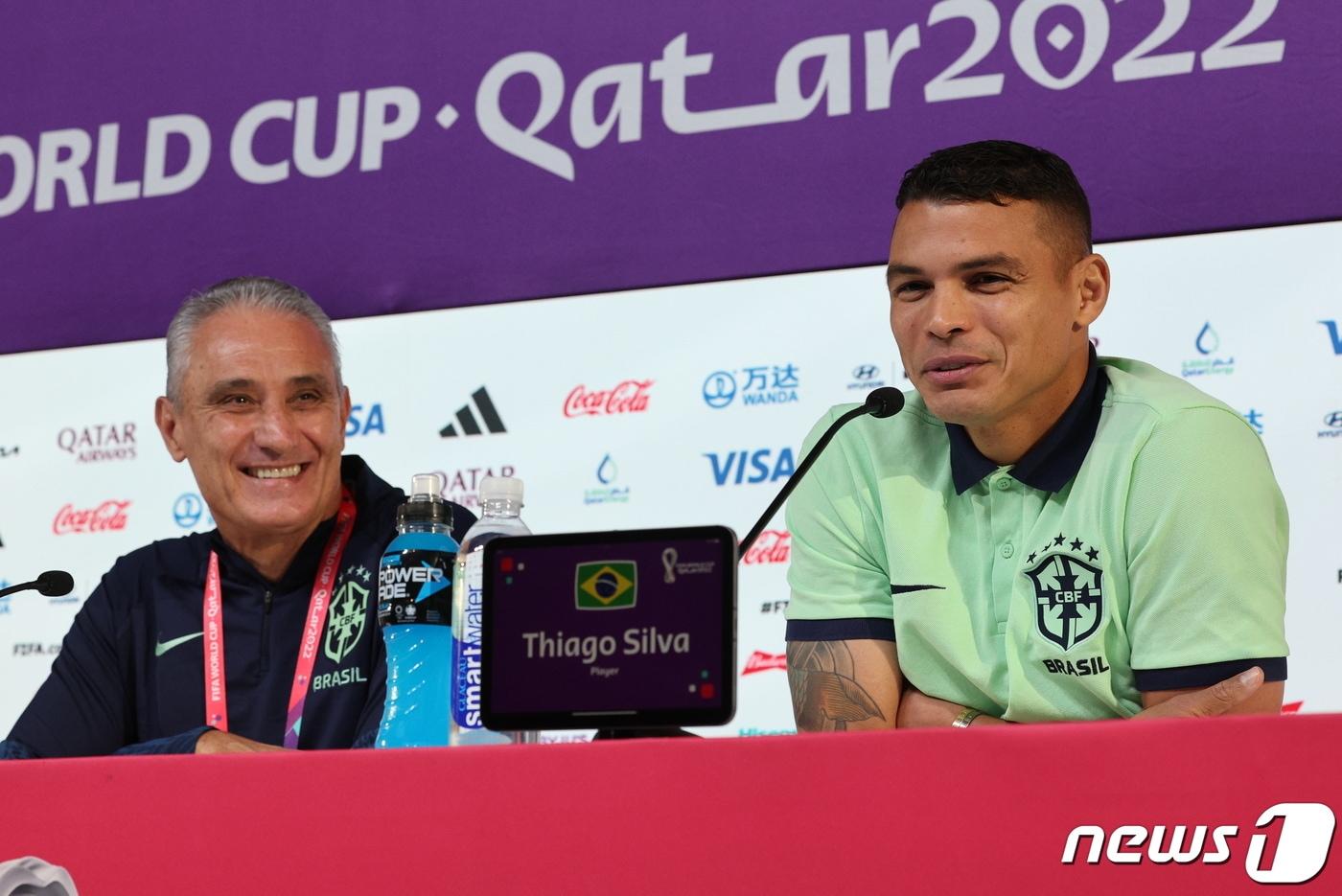 브라질 축구대표팀 치치 감독과 주장 티아구 실바(우)가 2022 카타르 월드컵 16강 한국과의 경기를 하루 앞둔 4일 오후 카타르 알라이얀의 메인프레스센터에서 기자회견을 하고 있다. 2022/12.4/뉴스1 ⓒ News1 이광호 기자