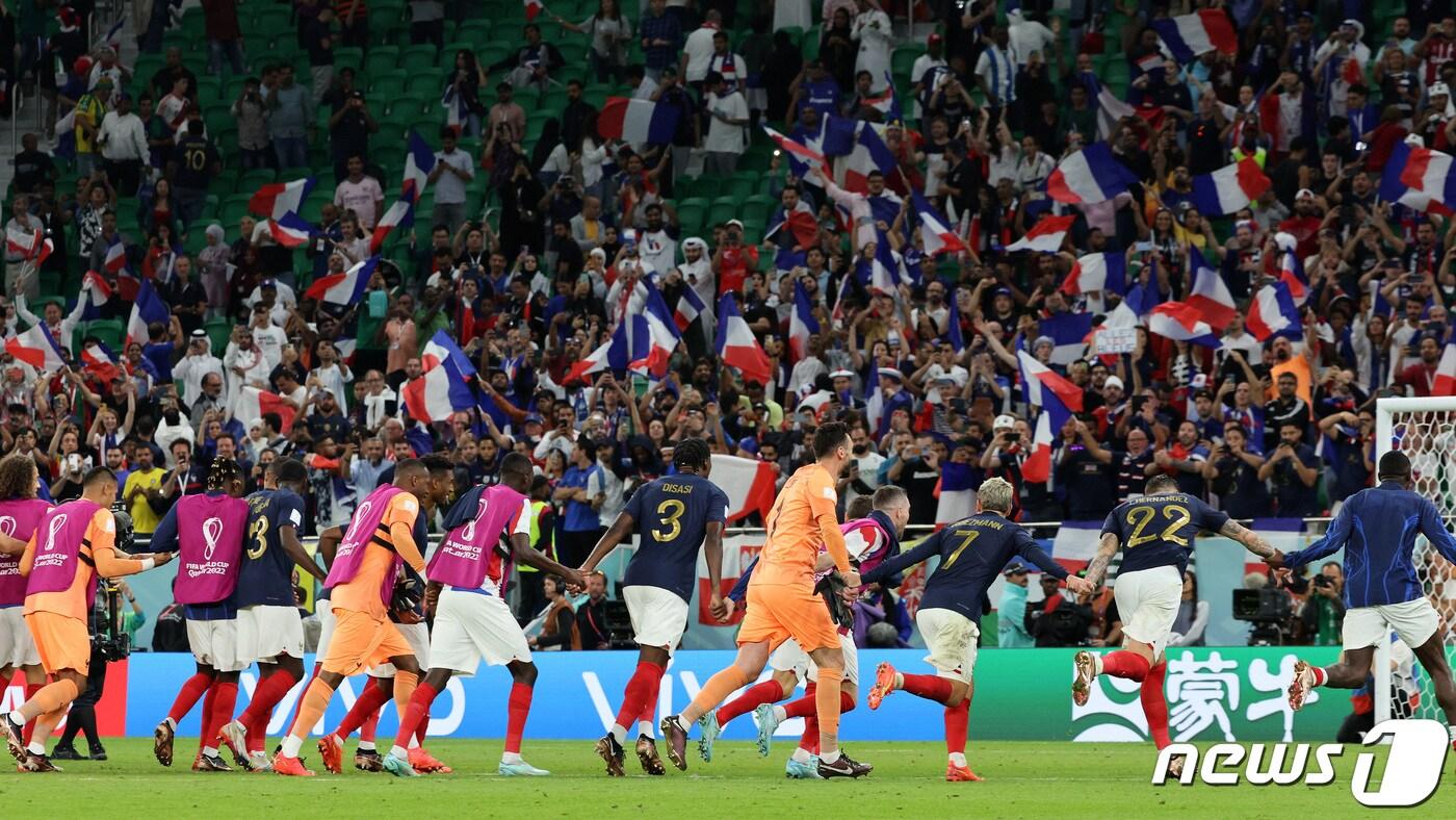 4일(현지시간) 오후 카타르 도하의 알투마마 경기장에서 열린 2022 카타르 월드컵 16강전 프랑스와 폴란드의 경기에서 3대 1 완승을 거둔 프랑스 선수들이 자국팬들에게 달려가고 있다. 2022.12.5/뉴스1 ⓒ News1 이동해 기자