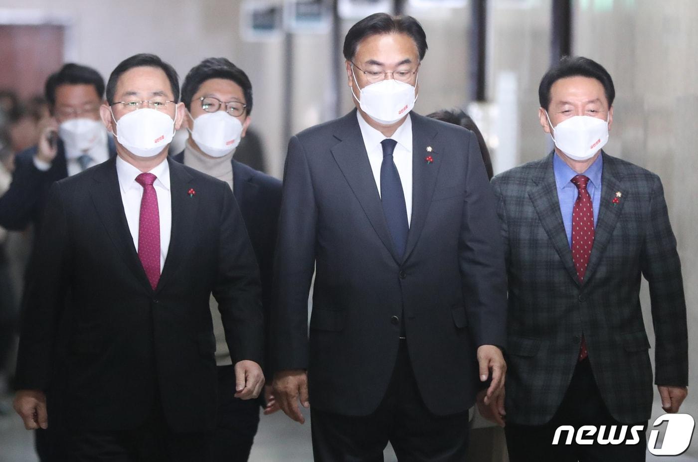 본문 이미지 - 정진석 국민의힘 비상대책위원장과 주호영 원내대표가 5일 서울 여의도 국회에서 열린 비상대책위원회의에 참석하고 있다. 2022.12.5/뉴스1 ⓒ News1 허경 기자