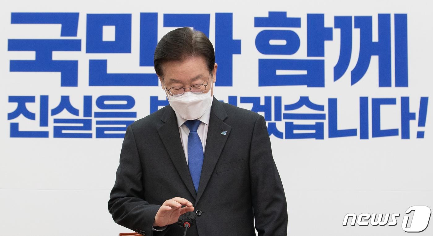 본문 이미지 - 이재명 더불어민주당 대표가 5일 오전 서울 여의도 국회에서 열린 최고위원회의에 참석하고 있다. 2022.12.5/뉴스1 ⓒ News1 이재명 기자