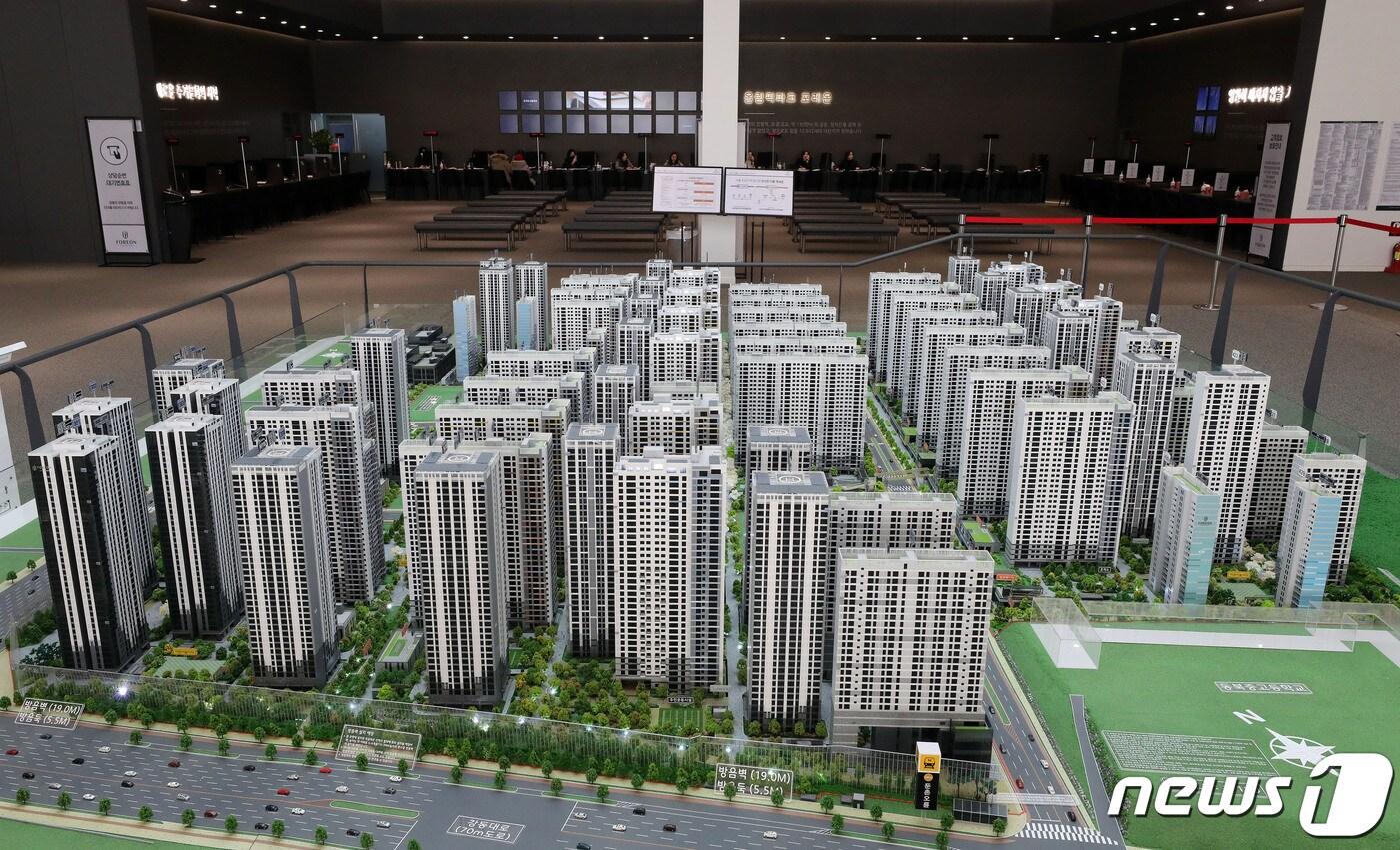 본문 이미지 - 대구에서 이달 중 700여가의 신규 아파트 분양이 예정돼 있다. 사진은 한 견본주택의 단지 모형 모습. ⓒ News1 DB