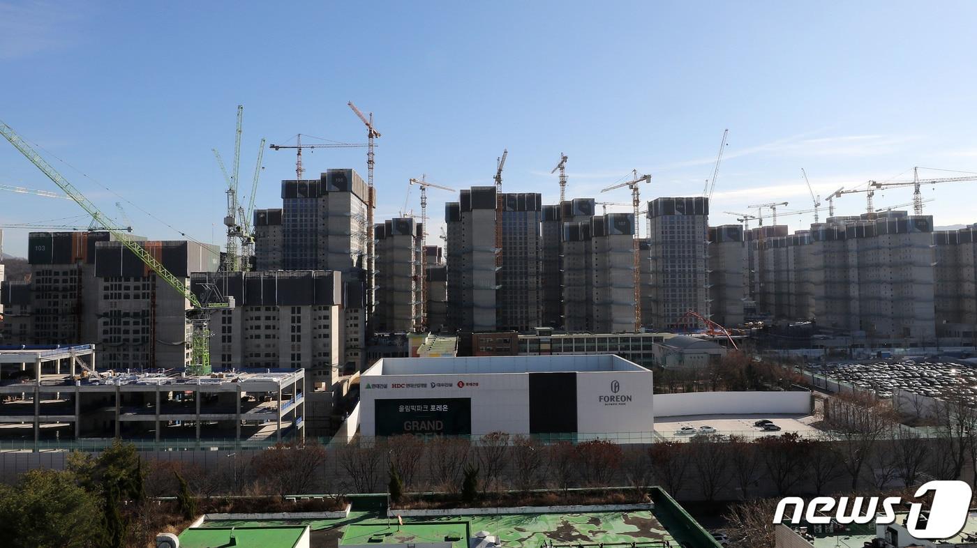 본문 이미지 - 총가구 수 1만2032가구 규모로 일반분양 물량만 4786가구에 달하는 둔촌주공을 재건축하는 올림픽파크 포레온 분양이 5일부터 시작됐다. 사진은 5일 서울 강동구 둔촌주공 재건축 현장. 2022.12.5/뉴스1 ⓒ News1 박세연 기자