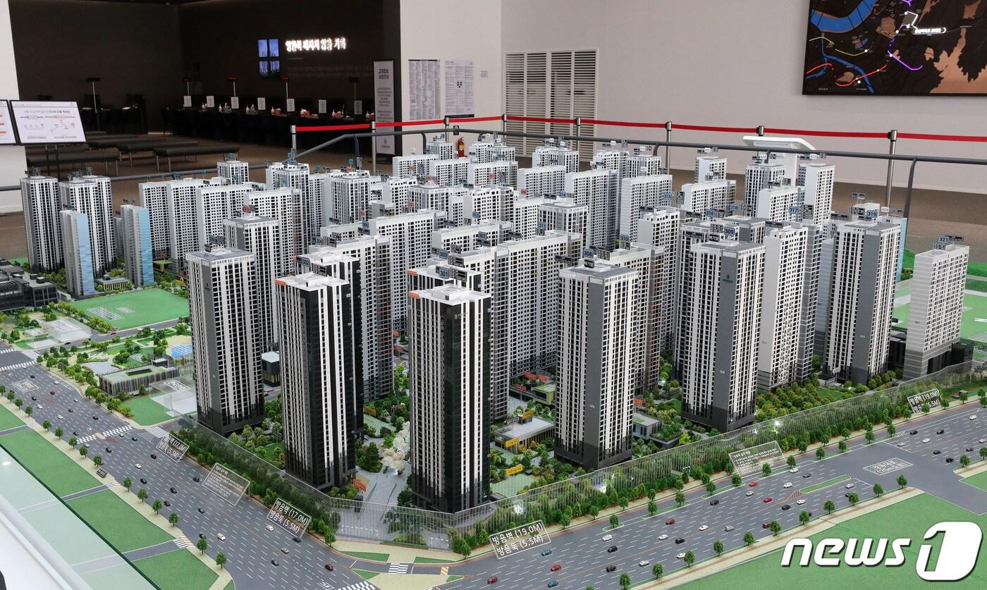 총가구 수 1만2032가구 규모로 일반분양 물량만 4786가구에 달하는 둔촌주공을 재건축하는 올림픽파크 포레온 분양이 5일부터 시작됐다. 사진은 5일 서울 강동구에 위치한 견본주택의 단지 모형 모습. 2022.12.5/뉴스1 ⓒ News1 박세연 기자