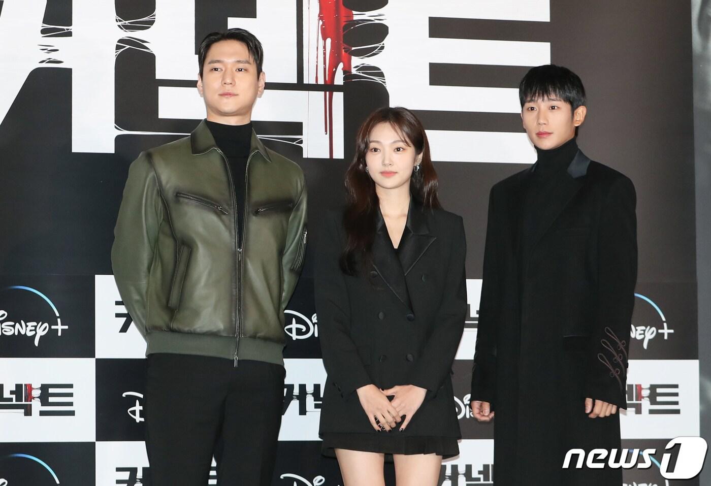 배우 고경표(왼쪽부터)와 김혜준, 정해인이 5일 서울 용산구 CGV용산아이파크몰에서 열린 디즈니+의 오리지널 시리즈 '커넥트' 에피소드 언론시사 및 기자간담회에서 포즈를 취하고 있다. '커넥트'는 죽지 않는 몸을 가진 새로운 인류 동수(정해인 분)가 장기밀매 조직에게 납치당해 한쪽 눈을 빼앗긴 뒤, 자신의 눈이 대한민국을 떠들썩하게 만든 연쇄살인마에게 이식됐다는 것을 알고 그를 쫓는 불사의 추격을 담아낸 이야기를 그렸다. 2022.12.5/뉴스1 ⓒ News1 권현진 기자