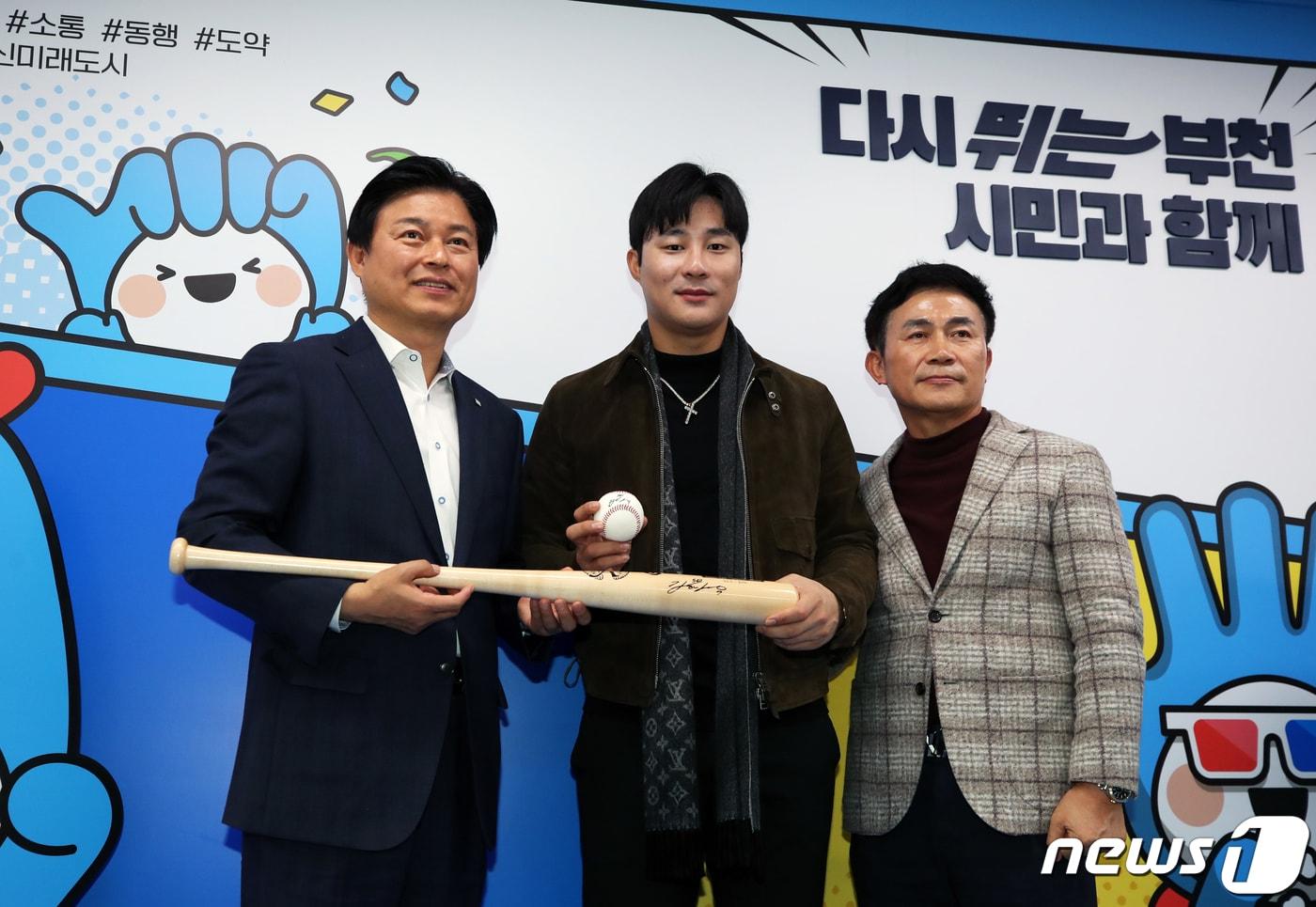 샌디에이고 파드리스 소속 김하성 선수와 아버지가 5일 경기 부천시청을 방문해 조용익 시장(왼쪽)과 인사를 나눈 뒤 사인볼 및 배트를 들고 기념사진을 촬영하고 있다. 2022.12.5/뉴스1 ⓒ News1 정진욱 기자