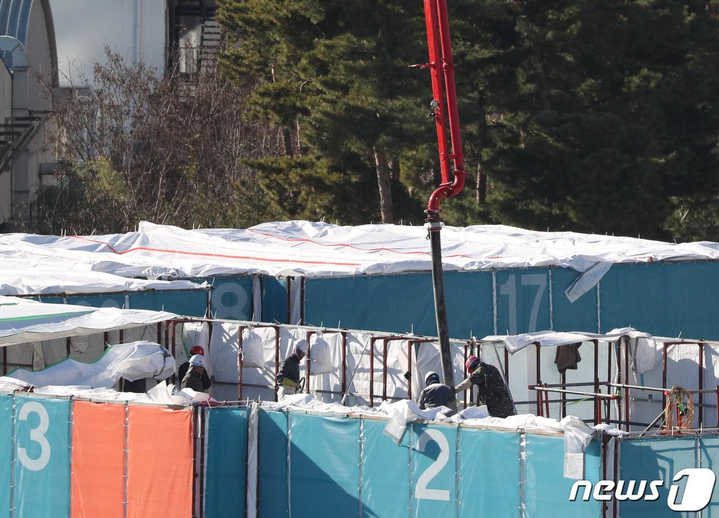 본문 이미지 - 경기 수원시의 한 건설현장에서 콘크리트 타설 작업이 진행되고 있다. /뉴스1 ⓒ News1 김영운 기자