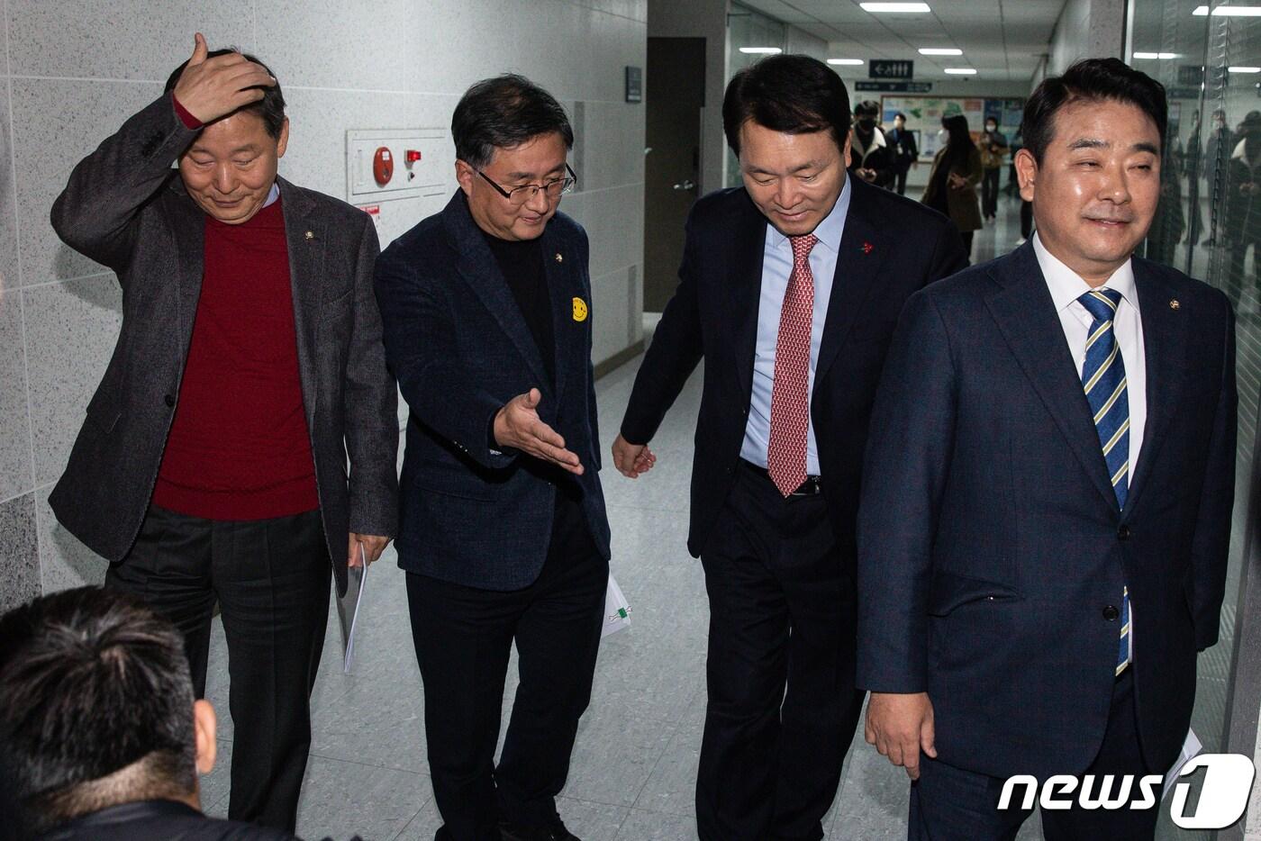 본문 이미지 - 성일종 국민의힘 정책위의장과 김성환 더불어민주당 정책위의장이 5일 서울 여의도 국회 의원회관에서 열린 예산안 관련 2+2 협의체에서 공개 발언 후 비공개 논의를 위해 회의실로 향하고 있다. 왼쪽부터 이철규 국민의힘 예결위 간사, 김성환 더불어민주당 정책위의장, 성일종 국민의힘 정책위의장, 박정 더불어민주당 예결위 간사. 2022.12.5/뉴스1 ⓒ News1 유승관 기자