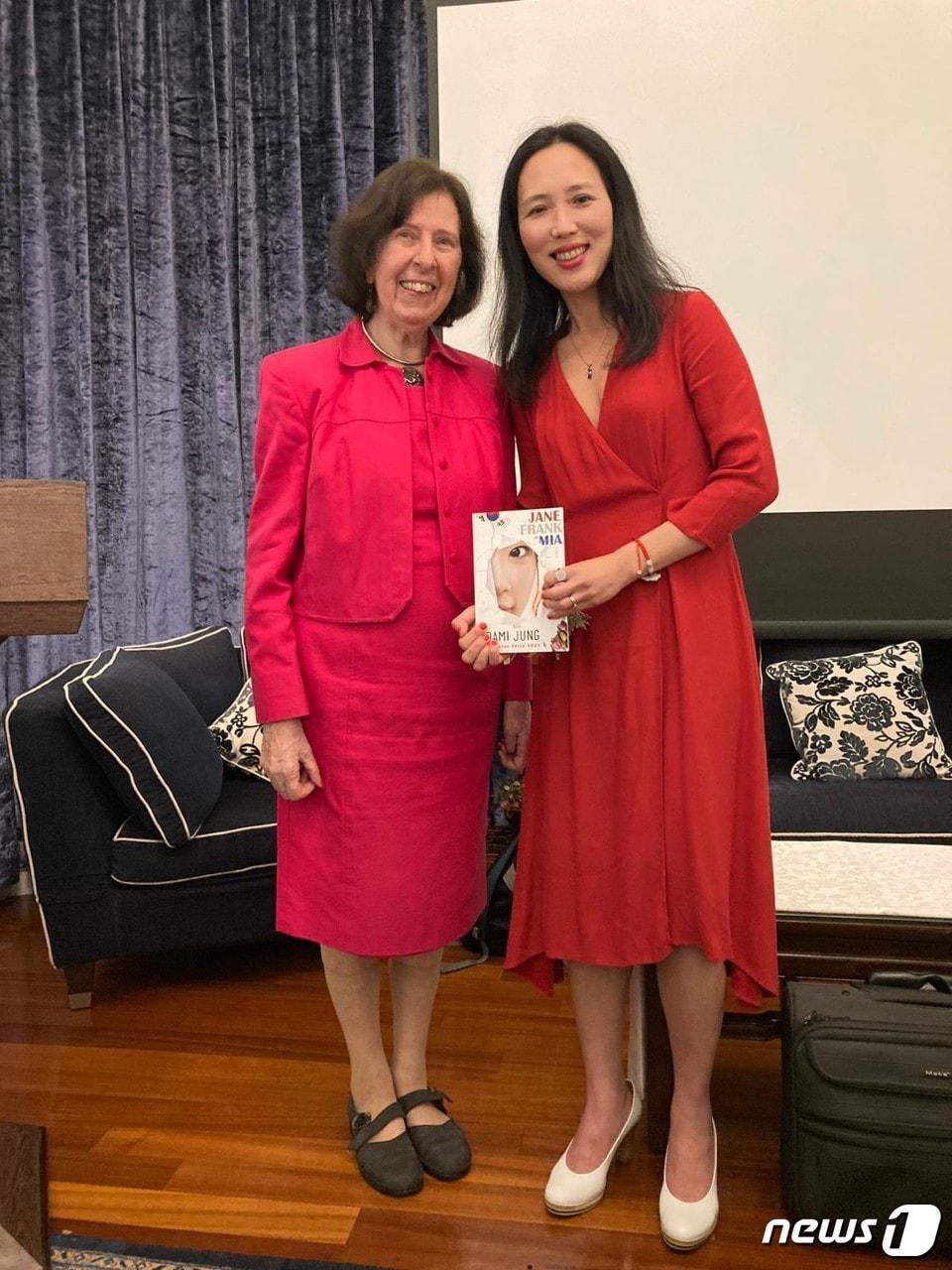 본문 이미지 - 프로버스 문학상&#40;Proverse Prize&#41;의 설립자인 길리안 비클리 박사&#40;Dr. Gillan Bickley&#41; 와 최종 수상자 정다미. 책은 정다미의 Jane, Frank, and Mia.