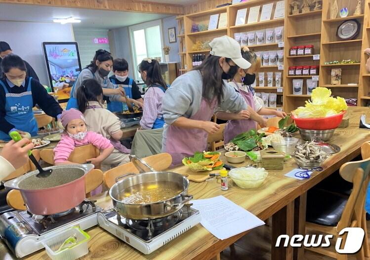 본문 이미지 - 지난 4일 전북 진안군 원영장 마을 체험관에서 '비건 어게인' 행사가 개최됐다. 2022 전북로컬관광여행 공모전에서 대상을 수상한 이날 행사에는 전주와 수도권 등 학생과 학부모 20여명이 참석했다.(놀고팜 제공)/뉴스1