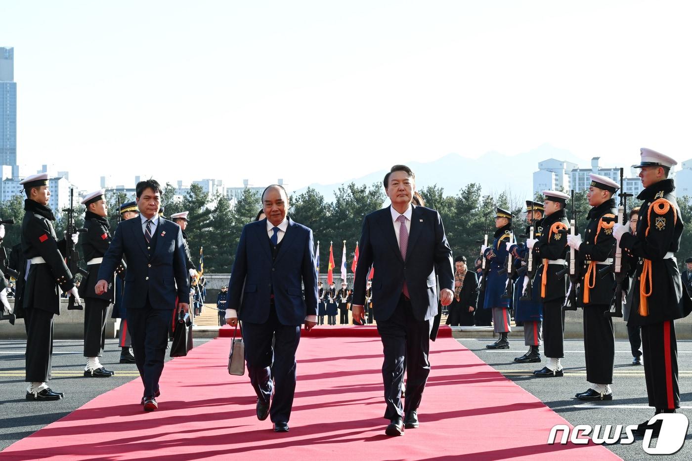윤석열 대통령과 응우옌 쑤언 푹 베트남 당시 국가주석이 지난해 12월5일 용산 대통령실 청사에서 열린 공식환영식에서 의장대를 사열한 후 이동하고 있다. (대통령실 제공) 2022.12.5/뉴스1 ⓒ News1 오대일 기자