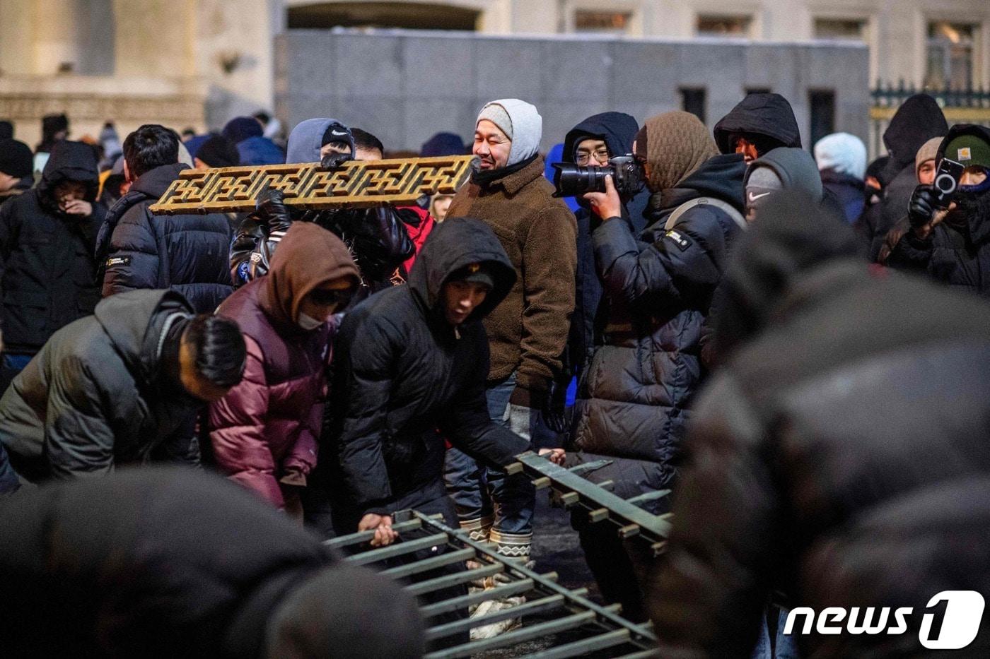 5일(현지시간) 몽골 수도 울란바토르 수흐바타르 중앙광장에 집결한 시위대 모습 2022.12.05 ⓒ AFP=뉴스1 ⓒ News1 정윤미 기자