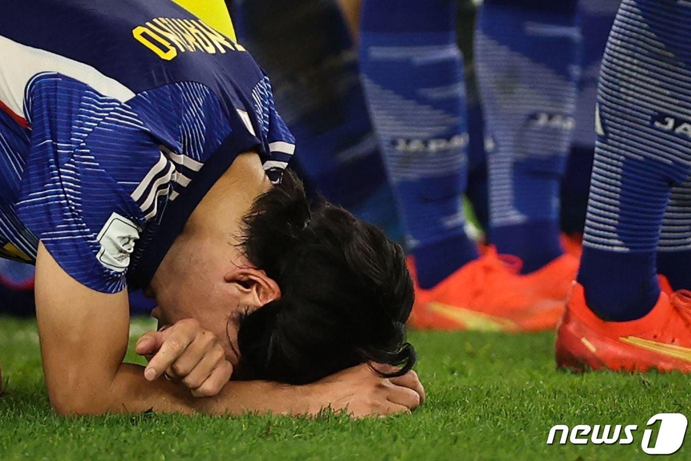 본문 이미지 - 미나미노 다쿠미 일본 축구대표팀 선수가 5일(현지시간) 카타르 도하 알자누브 스타디움에서 열린 크로아티아와의 경기에서 승부차기 1-3으로 패해 슬퍼하고 있다. 2022.12.5 ⓒ AFP=뉴스1 ⓒ News1 정윤미 기자