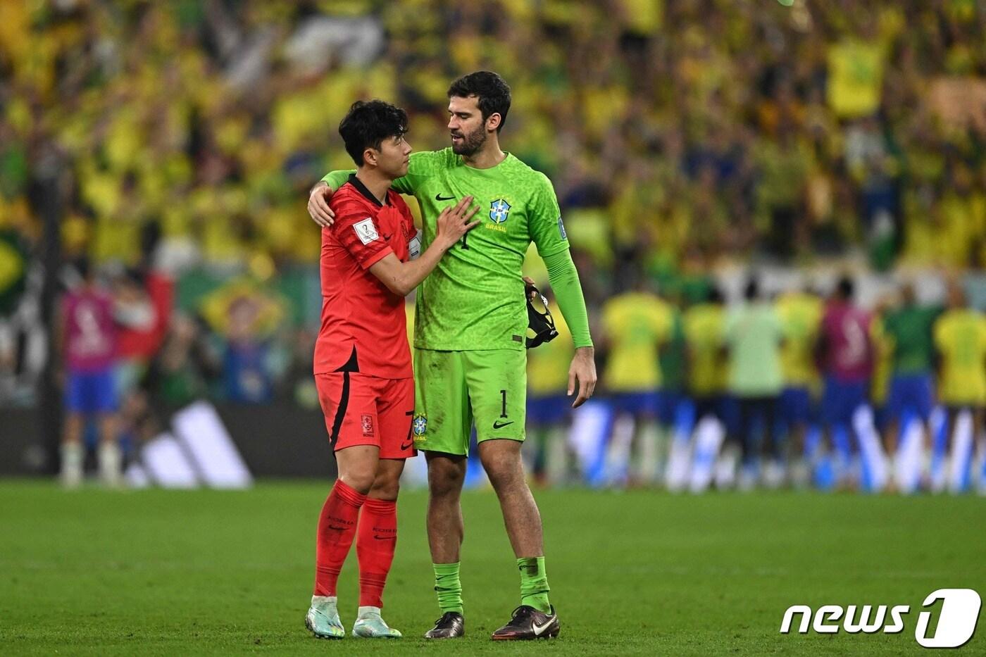 한국 축구대표팀 손흥민(왼쪽)과 브라질 축구대표팀 알리송 골키퍼가 경기 후 인사를 나누고 있다. ⓒ AFP=뉴스1