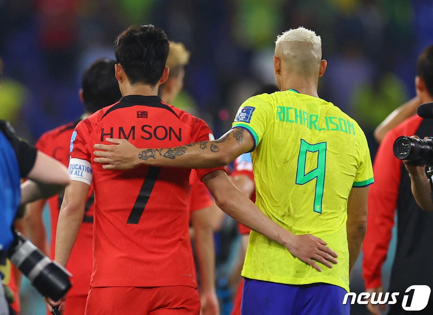 본문 이미지 - 5일(현지시간) 카타르 도하 974 스타디움에서 열린 대한민국 대 브라질 16강 경기가 끝나고 각국 대표 스트라이커 손흥민과 히샬리송의 뒷모습. 두 선수는 영국 프리미어리그 토트넘홋스퍼 동료기도 하다. 2022.12.05 ⓒ 로이터=뉴스1 ⓒ News1 정윤미 기자