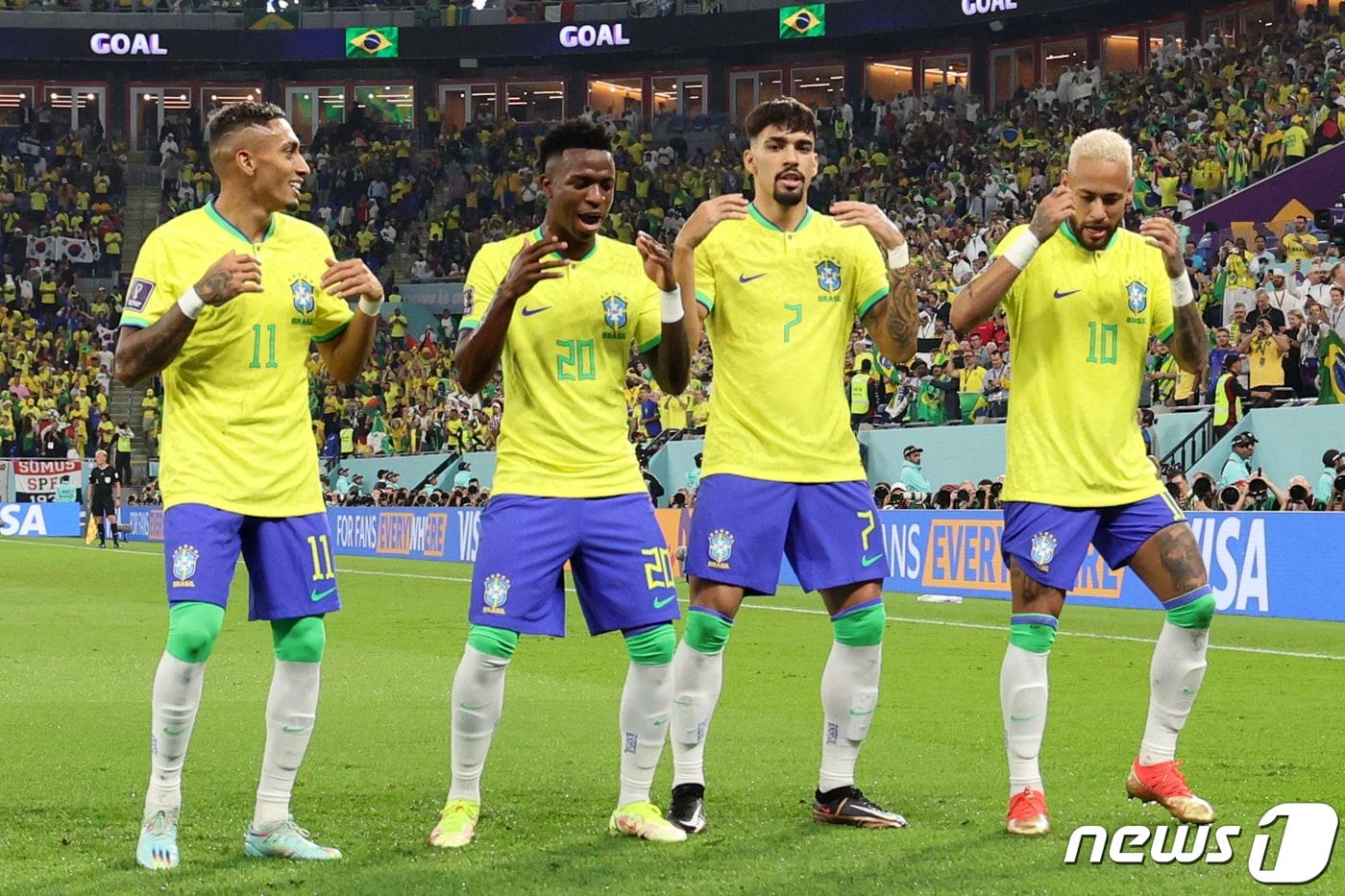 5일 오후(현지시간) 카타르 도하 스타디움974에서 열린 2022 카타르 월드컵 16강 대한민국과 브라질의 경기에서 브라질 비니시우스 주니어가 선제골을 성공시킨뒤 네이마르 등과 세리머니를 하고 있다.  ⓒ News1 