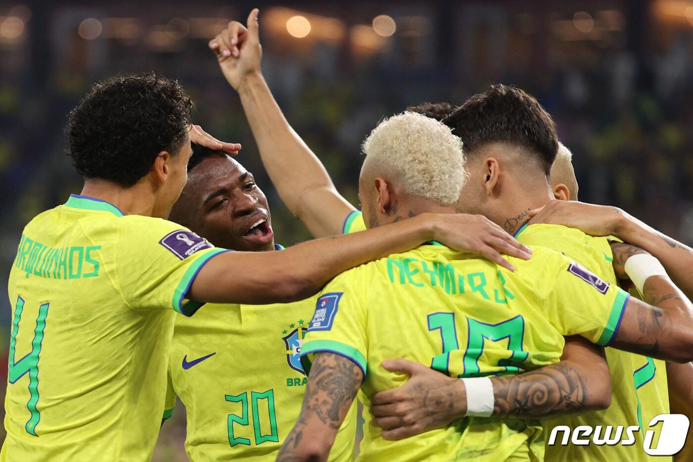 5일 오후(현지시간) 카타르 도하 스타디움974에서 열린 2022 카타르 월드컵 16강 대한민국과 브라질의 경기에서 브라질 비니시우스 주니오르가 선제골을 성공시킨뒤 동료들과 기쁨을 나누고 있다. 2022.12.6/뉴스1 ⓒ News1 이광호 기자