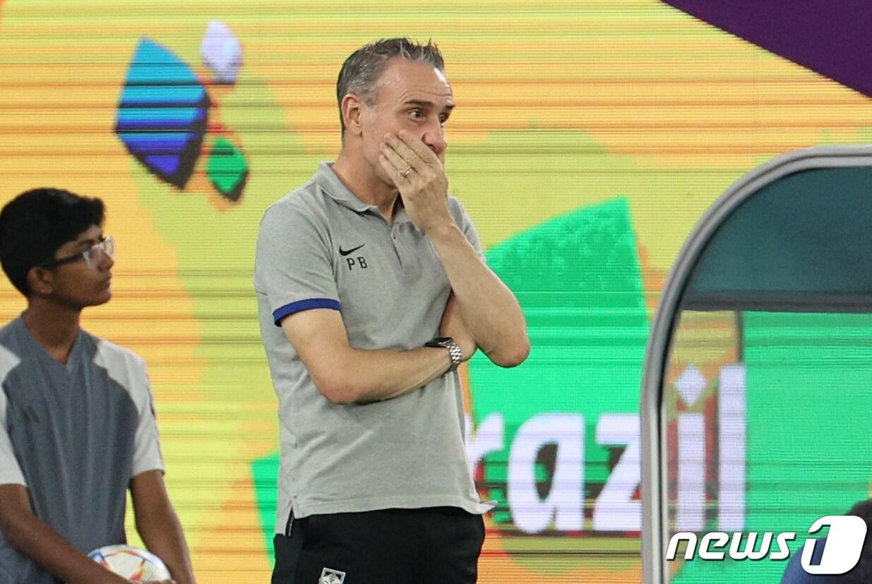 본문 이미지 - 파울루 벤투 대한민국 축구대표팀 감독이 5일 오후(현지시간) 카타르 도하 스타디움974에서 열린 2022 카타르 월드컵 16강 브라질과의 경기에서 선수들을 바라보고 있다. 2022.12.6/뉴스1 ⓒ News1 이광호 기자