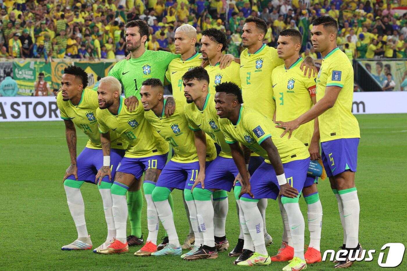 5일 오후(현지시간) 카타르 도하 스타디움974에서 열린 2022 카타르 월드컵 16강 대한민국과 브라질의 경기에서 브라질 선수들이 기념 촬영을 하고 있다. 2022.12.6/뉴스1 ⓒ News1 이광호 기자