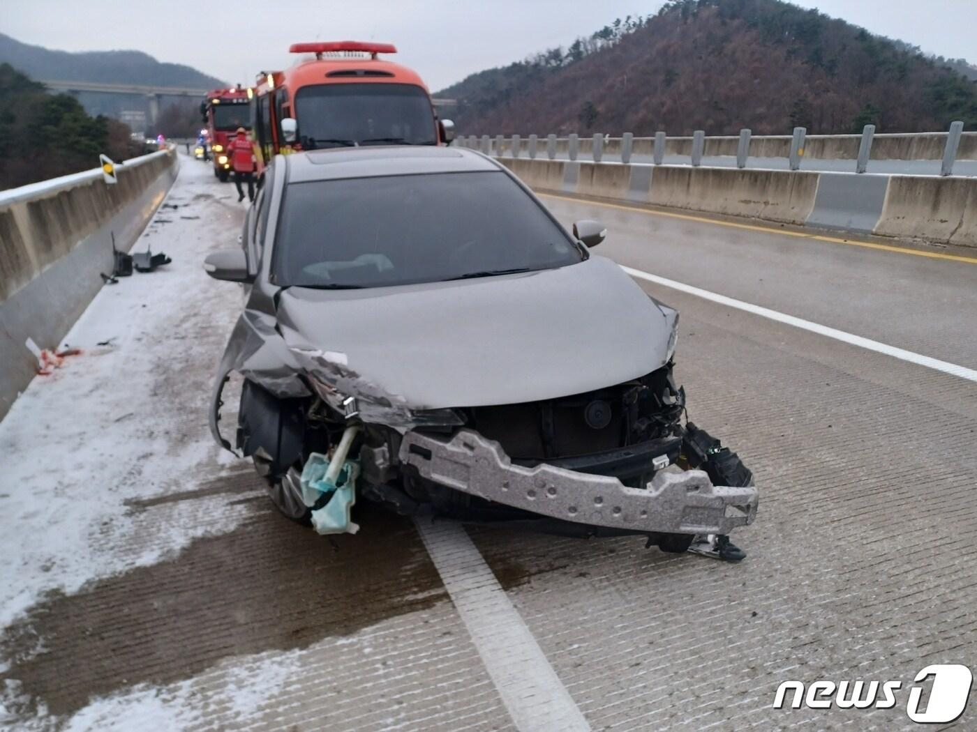 본문 이미지 - 6일 오전 충북 청주시에 눈이 내렸으나 제설이 제대로 되지 않으면서 도로가 빙판길로 변했다. 출근길 빙판길로 인해 교통사고가 난 차량.(충북소방본부 제공).2022.12.6/뉴스1