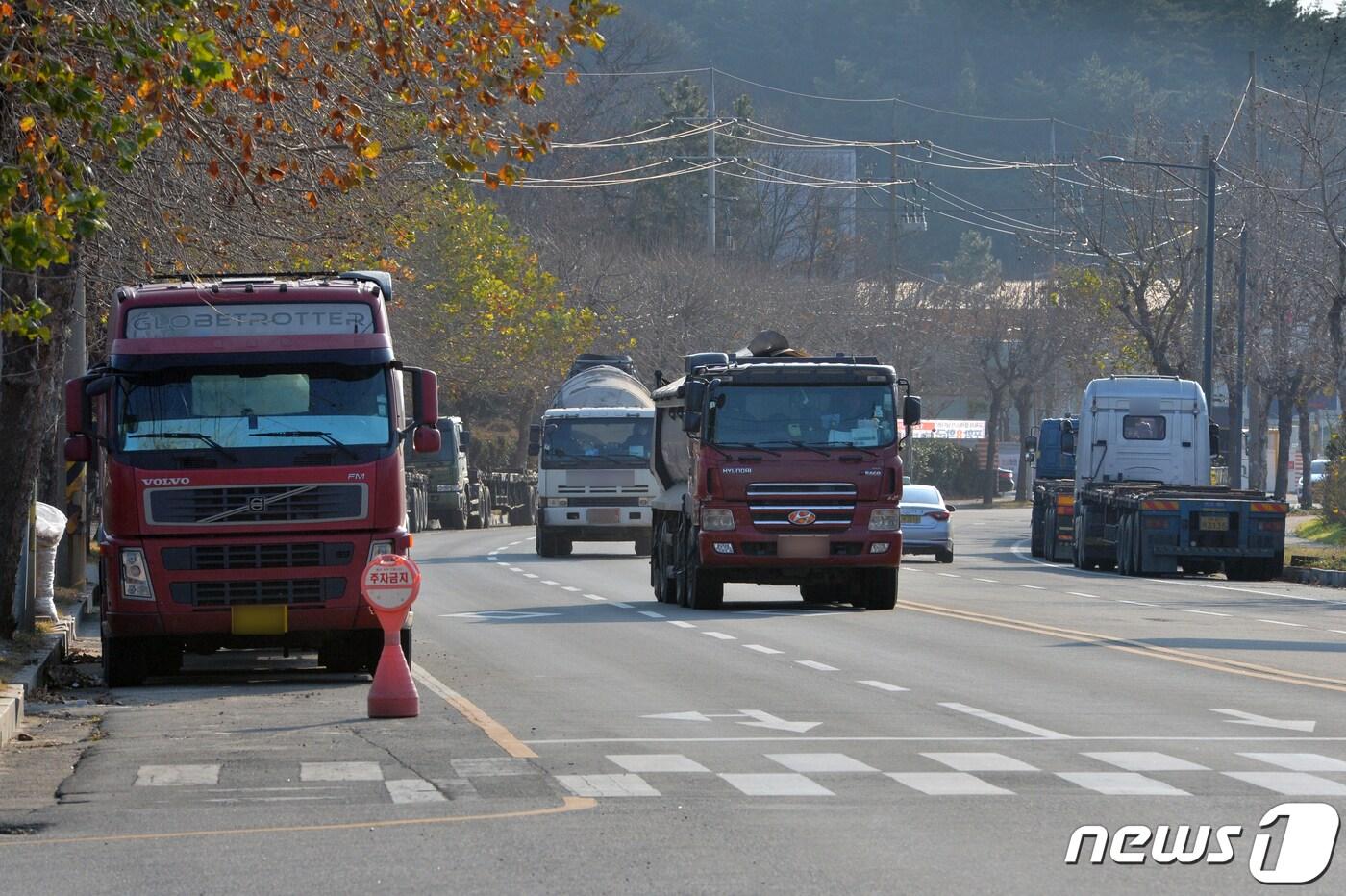 경북 포항시 남구 철강관리공단 인근 도로에 화물차가 지나가고 있다.뉴스1 ⓒ News1 최창호 기자
