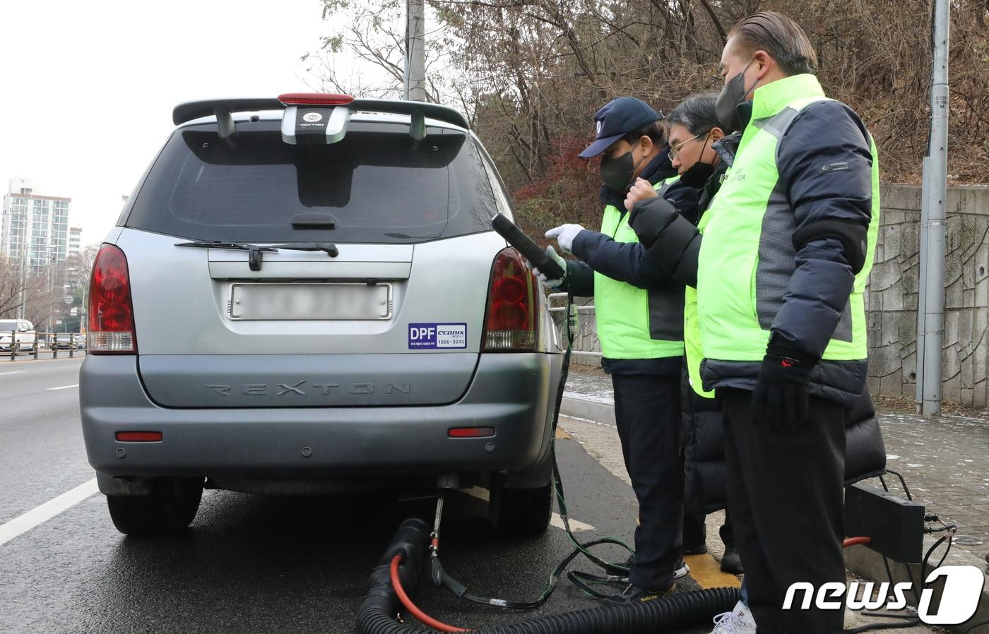본문 이미지 - 서울시 공무원들이 6일 서울 양천구 신정로 서부화물터미널 인근에서 배출가스 5등급 차량에 설치된 배출가스 저감장치(DPF) 작동 상태를 점검하고 있다. (사진은 기사 내용과 무관함) / 뉴스1 ⓒ News1