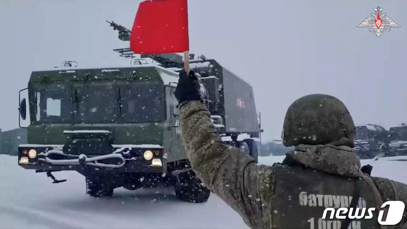 러시아 쿠릴열도의 파라무시르에서 임무를 수행한 바스티온 해안 미사일 시스템과 군용 차량의 모습. (사진은 기사 내용과 무관함) / 뉴스1 ⓒ News1 2022.12.05/뉴스1 ⓒ 로이터=뉴스1 ⓒ News1 김민수 기자