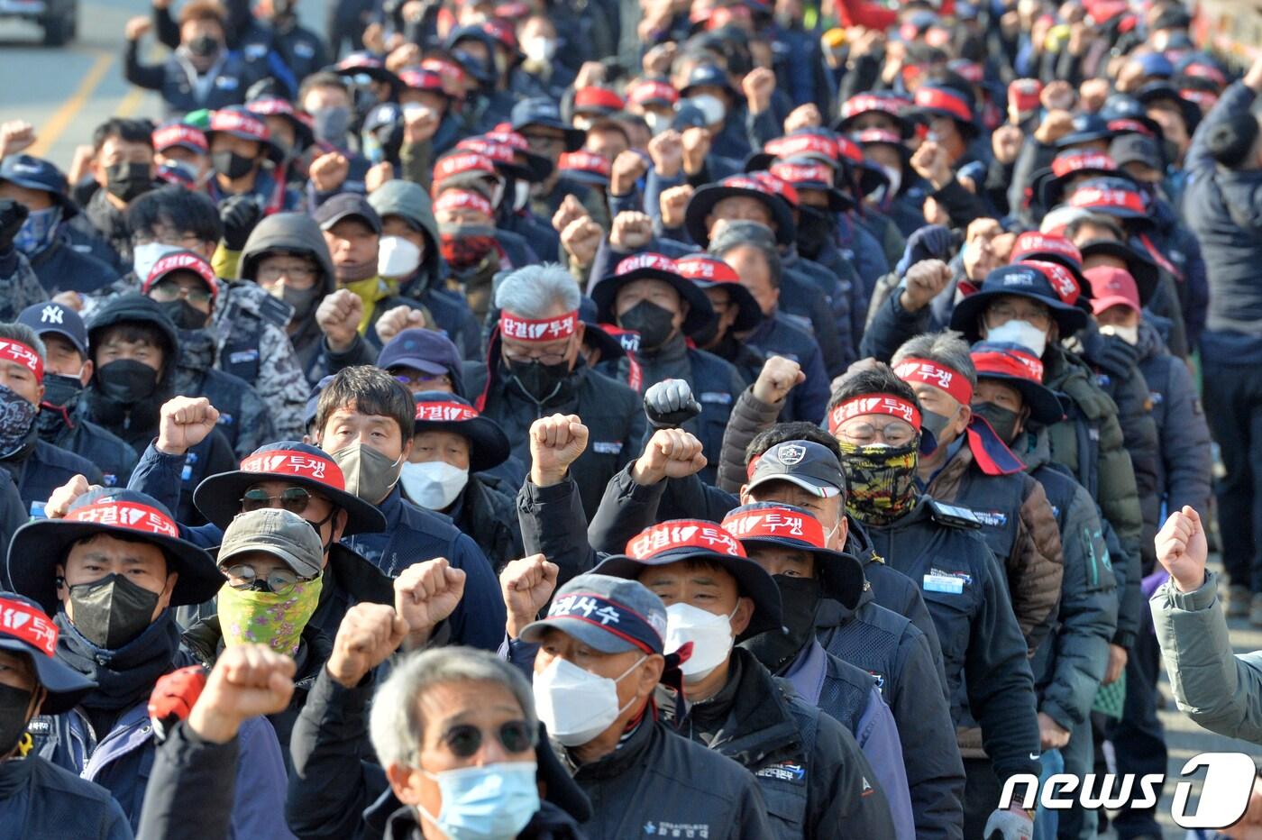 본문 이미지 - 화물연대 포항지부 조합원 등 1000여 명이 구호를 외치고 있다. 2022.12.6/뉴스1 ⓒ News1 최창호 기자