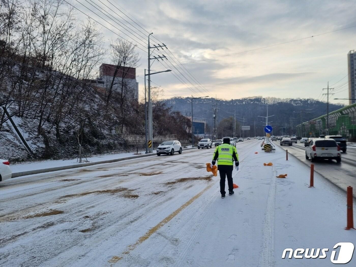 본문 이미지 - 충북경찰이 6일 청주시에 내린 갑작스러운 눈으로 긴급 제설작업을 벌이고 있다./뉴스1