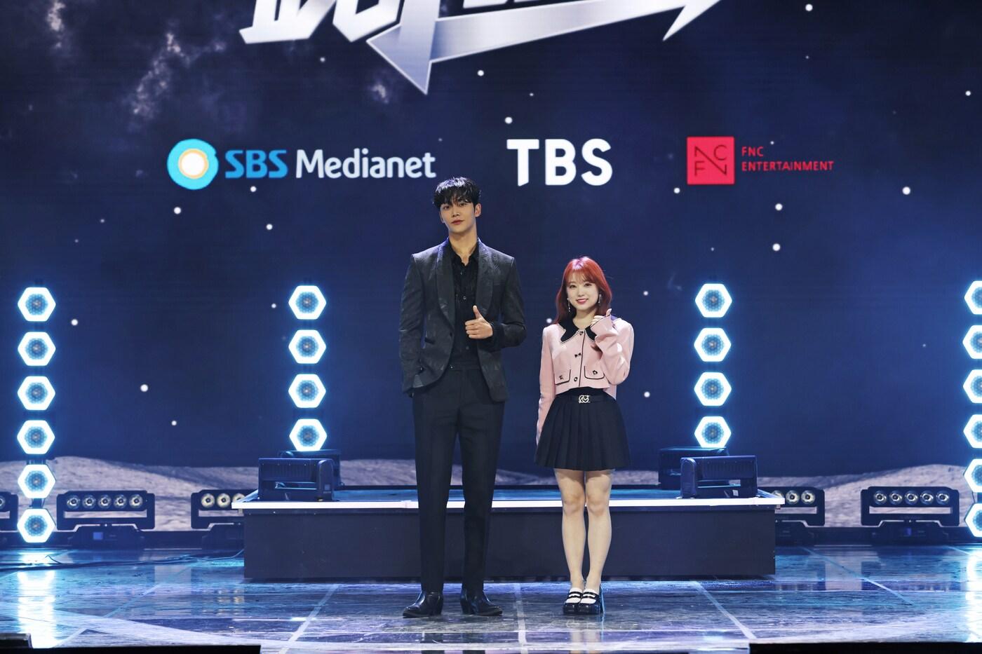 '더 아이돌 밴드' MC 로운(왼쪽)과 야부키 나코(SBS M, FNC엔터테인먼트, TBS 제공)