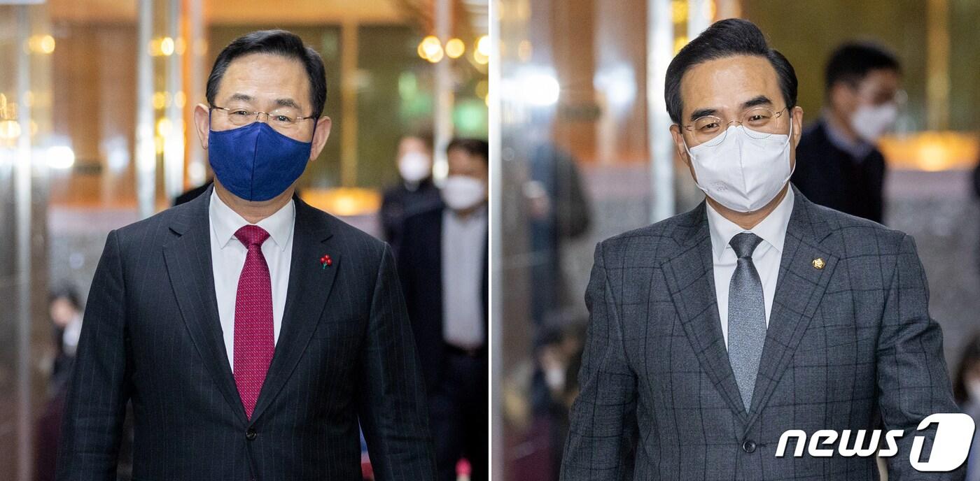 본문 이미지 - 주호영 국민의힘 원내대표(왼쪽)와 박홍근 더불어민주당 원내대표가 6일 오후 서울 여의도 국회에서 김진표 국회의장 주재 회동에 각각 참석하고 있다. 2022.12.6/뉴스1 ⓒ News1 이재명 기자